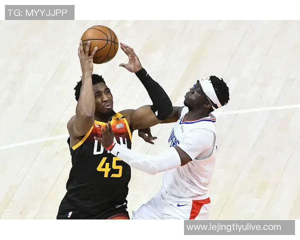 米切尔本赛季三分球火力全开成为联盟首位投进100记三分的球员